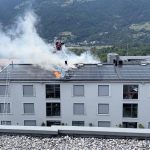 Zizers GR: Brand auf MFH-Dach – Hitze erwischt 2 Feuerwehrleute