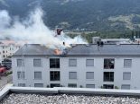 Zizers GR: Brand auf MFH-Dach – Hitze erwischt 2 Feuerwehrleute