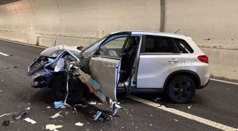 Filzbach GL: Unfall auf A3 – Lenkerin (64) prallt in Wohnmobil