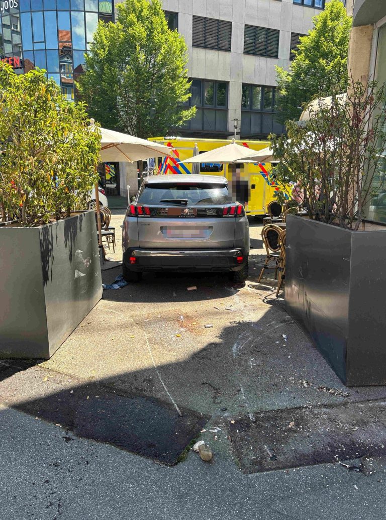 Olten SO: Auto kracht in Gartenrestaurant – Gast verletzt