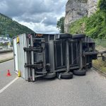 Oensingen SO: Unfall – Anhänger kippt, Spur 90 Min gesperrt