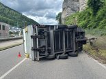 Oensingen SO: Unfall – Anhänger kippt, Spur 90 Min gesperrt