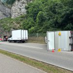 Oensingen SO: Unfall – Anhänger kippt, Spur 90 Min gesperrt