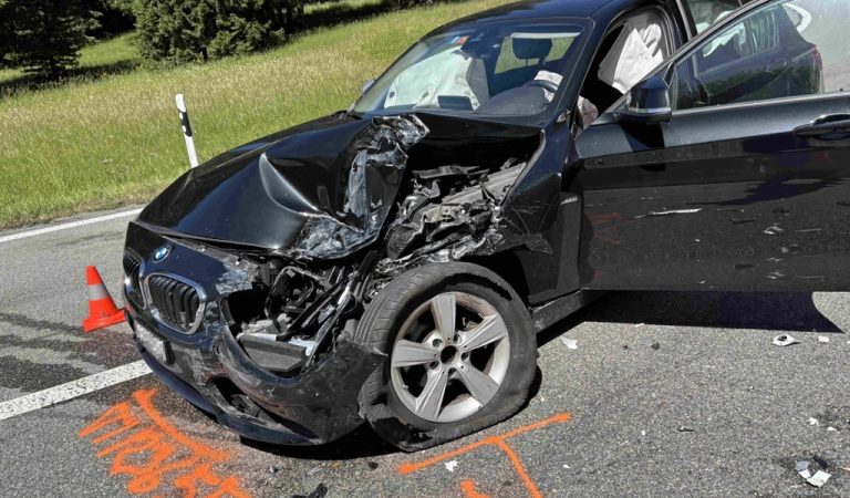 Unfall Mesocco GR - Lenkerin (87) kracht in 2 Fahrzeuge auf N13