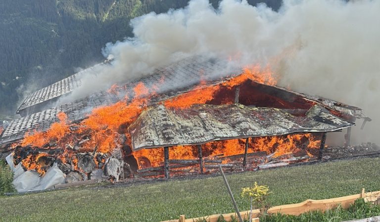 Tschappina GR: Brand zerstört Wohnhaus – Familie im Spital
