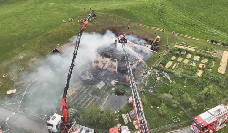Tschappina GR: Brand zerstört Wohnhaus – Familie im Spital
