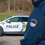 Am Dienstag, 30. Juni 2026, kam es gegen 10.20 Uhr auf der Kantonsstrasse zwischen Rossens und Le Bry zu einem schweren Verkehrsunfall zwischen einem Velofahrer und einem Lastwagen. Ein 85-jähriger Velofahrer aus der Region war auf der Route du Mont in Richtung Bry unterwegs. Auf der Kreuzung der Route de la Gruyère und der Route de Bulle kollidierte er aus bislang ungeklärten Gründen mit einem Lastwagen, der von Rossens in Richtung Bry fuhr. Trotz der sofort eingeleiteten Rettungsmassnahmen durch Ersthelfer, den Rettungsdienst und die REGA erlag der Velofahrer noch an der Unfallstelle seinen schweren Verletzungen. Der 52-jährige Lastwagenlenker blieb unverletzt. Für die Unfallaufnahme und die Bergungsarbeiten musste der betroffene Strassenabschnitt während rund viereinhalb Stunden gesperrt werden. Eine Umleitung wurde eingerichtet. Die Feuerwehr des Bataillons Saane kümmerte sich um die Wiederherstellung der Fahrbahn. Die Kantonspolizei Freiburg hat Ermittlungen aufgenommen, um die genaue Ursache des Unfalls zu klären.