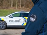 Am Dienstag, 30. Juni 2026, kam es gegen 10.20 Uhr auf der Kantonsstrasse zwischen Rossens und Le Bry zu einem schweren Verkehrsunfall zwischen einem Velofahrer und einem Lastwagen. Ein 85-jähriger Velofahrer aus der Region war auf der Route du Mont in Richtung Bry unterwegs. Auf der Kreuzung der Route de la Gruyère und der Route de Bulle kollidierte er aus bislang ungeklärten Gründen mit einem Lastwagen, der von Rossens in Richtung Bry fuhr. Trotz der sofort eingeleiteten Rettungsmassnahmen durch Ersthelfer, den Rettungsdienst und die REGA erlag der Velofahrer noch an der Unfallstelle seinen schweren Verletzungen. Der 52-jährige Lastwagenlenker blieb unverletzt. Für die Unfallaufnahme und die Bergungsarbeiten musste der betroffene Strassenabschnitt während rund viereinhalb Stunden gesperrt werden. Eine Umleitung wurde eingerichtet. Die Feuerwehr des Bataillons Saane kümmerte sich um die Wiederherstellung der Fahrbahn. Die Kantonspolizei Freiburg hat Ermittlungen aufgenommen, um die genaue Ursache des Unfalls zu klären.