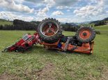 Schwellbrunn AR: Führerloser Traktor kippt – Totalschaden