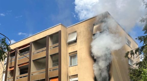 Kriens LU: Wohnungsbrand – Feuerwehr evakuiert Mehrfamilienhaus