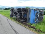Ebikon LU: Entsorgungs-LKW kippt – Verletzte nach Unfall