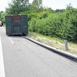 Sursee LU: Unfall auf A2 – LKW verliert Mulde, Böschung brennt
