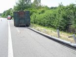 Sursee LU: Unfall auf A2 – LKW verliert Mulde, Böschung brennt