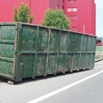 Sursee LU: Unfall auf A2 – LKW verliert Mulde, Böschung brennt
