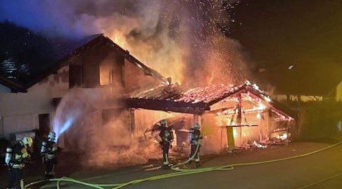 Ruswil LU: Garage-Brand zerstört zwei Autos und beschädigt Haus