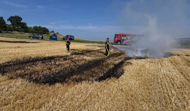Rickenbach LU: Brand in Quaderballenpresse – Feld lodert