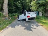 Unfall in Entlebuch LU: Auto prallt in Baum und kippt aufs Dach