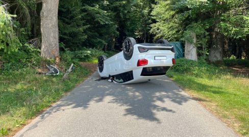 Unfall in Entlebuch LU: Auto prallt in Baum und kippt aufs Dach