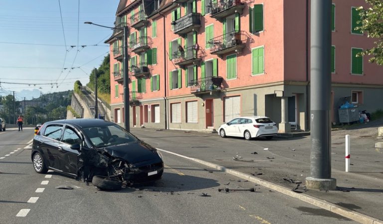 Reussbühl: PW-Lenker (24) rammt bei Unfall Kandelaber