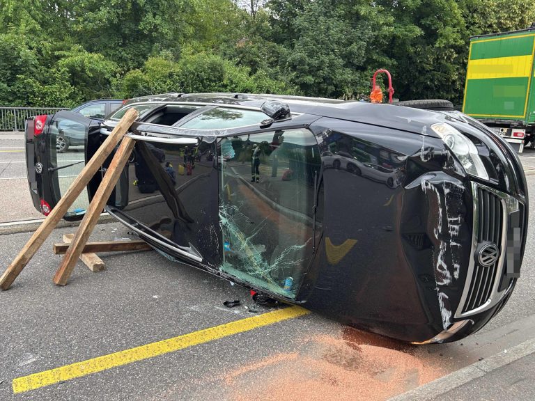 Aarau AG: Rotlicht-Unfall – VW Passat kracht in BMW X2