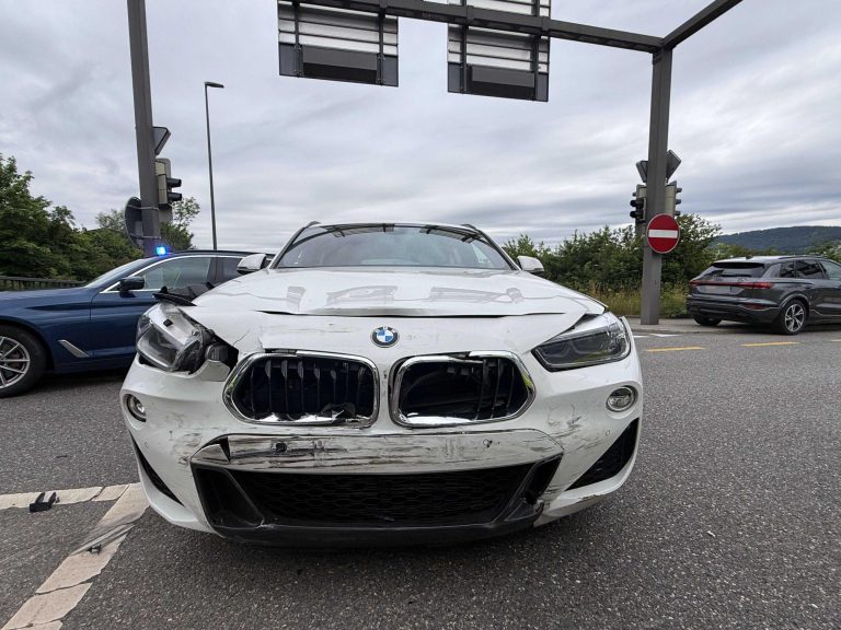 Aarau AG: Rotlicht-Unfall – VW Passat kracht in BMW X2