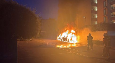 Gebenstorf AG: Nächtlicher Auto-Brand zerstört Peugeot und PW