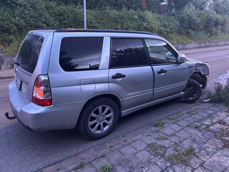 Killwangen AG: Alko-Lenkerin (66) crasht in Mauer – Ausweis weg