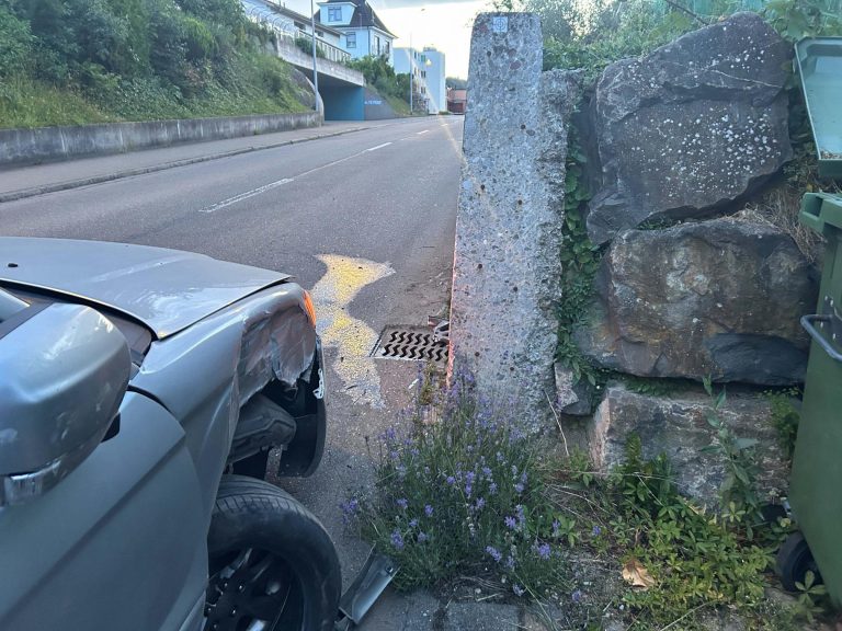 Killwangen AG: Alko-Lenkerin (66) crasht in Mauer – Ausweis weg