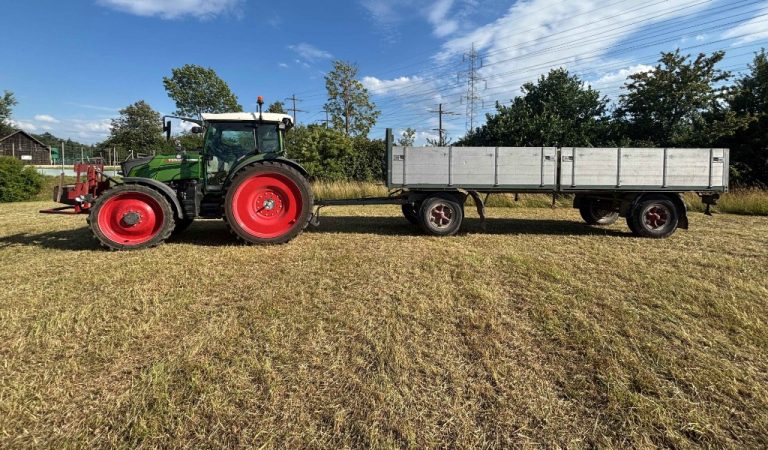 Döttingen AG: Töfffahrer (24) kracht beim Überholen in Traktor