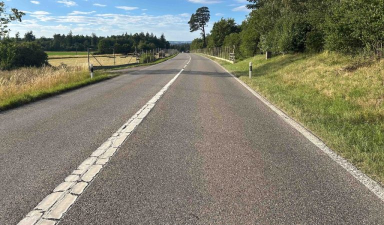 Döttingen AG: Töfffahrer (24) kracht beim Überholen in Traktor