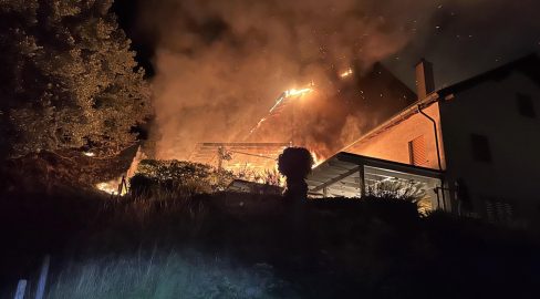 Koblenz AG: Brand zerstört Haus – Bewohnerpaar verletzt