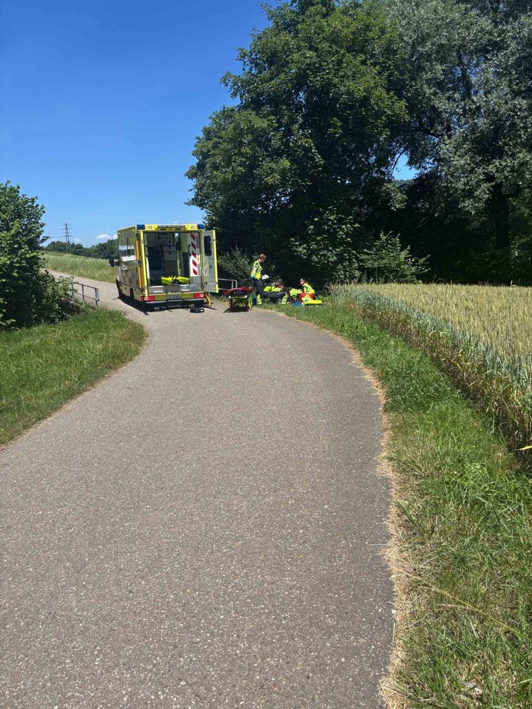 Ueken AG: Unfall – Töffli-Lenker stürzt ins Bachbett, Spital