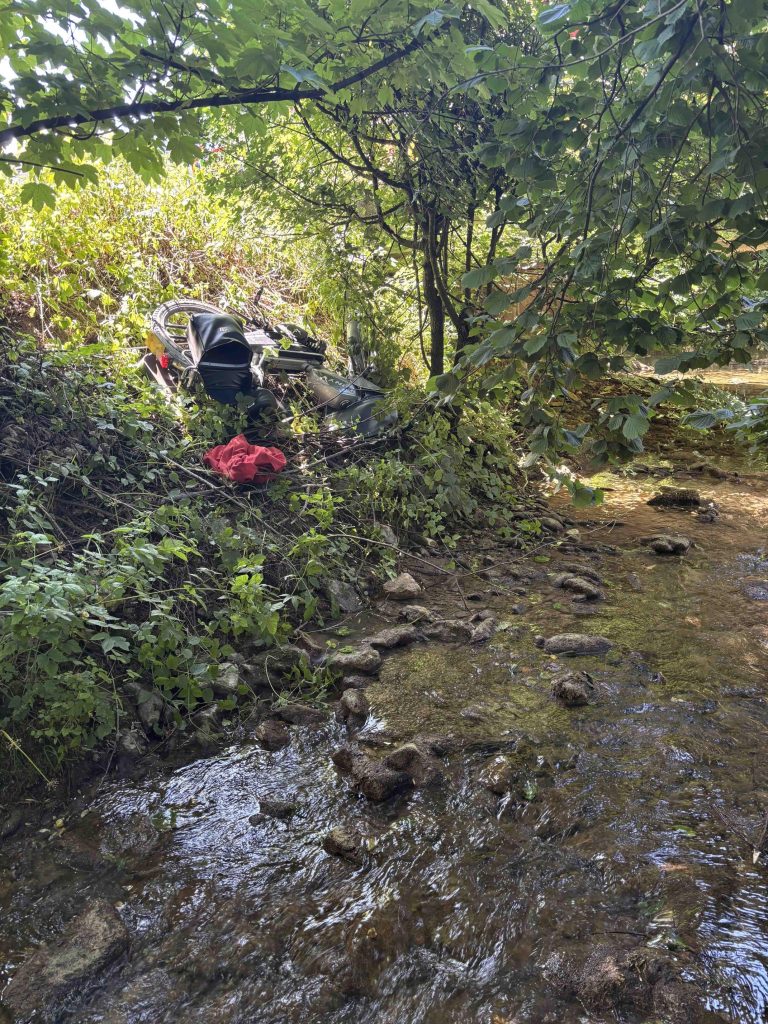 Ueken AG: Unfall – Töffli-Lenker stürzt ins Bachbett, Spital