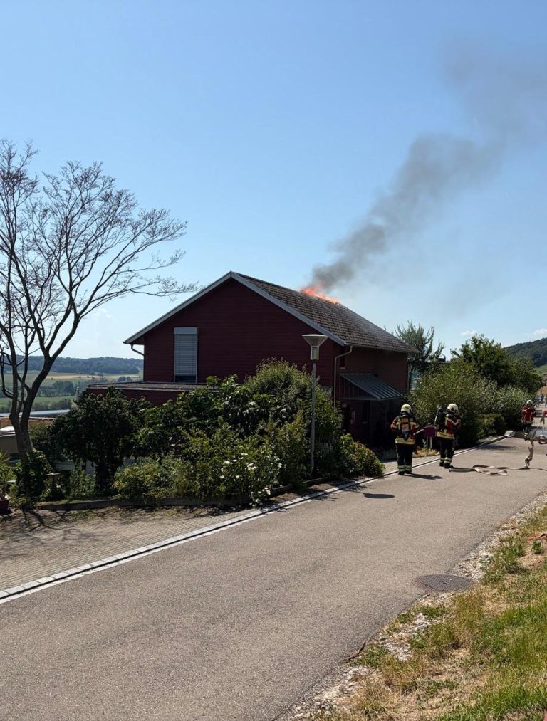 Hüttwilen TG: Solaranlage löst Dachstock-Brand – hoher Schaden