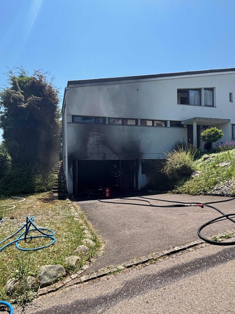 Schinznach-Dorf AG: Brand in Garage – drei Töffs Totalschaden