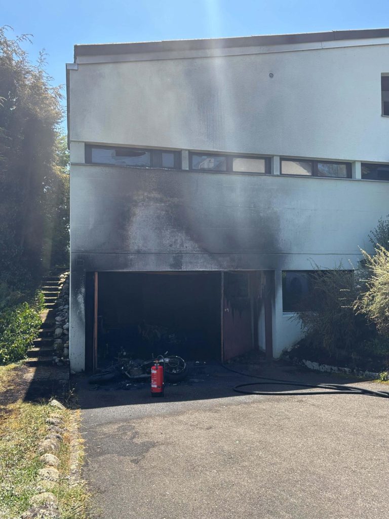 Schinznach-Dorf AG: Brand in Garage – drei Töffs Totalschaden