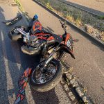 Frick AG: Unfall – Töfffahrer (20) prallt in Toyota – Spital