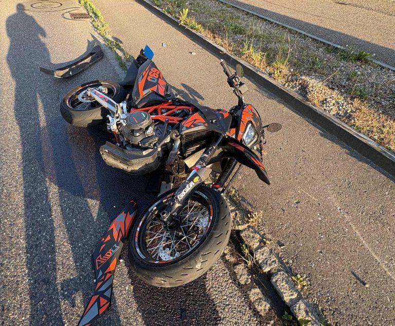Frick AG: Unfall – Töfffahrer (20) prallt in Toyota – Spital