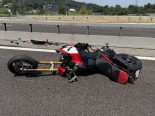 A1 Brunegg: Motorrad prallt auf Auto – Unfall fordert Verletzten