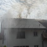 Schöftland AG: Blitz schlägt ein – Brand bis 19 Uhr gelöscht