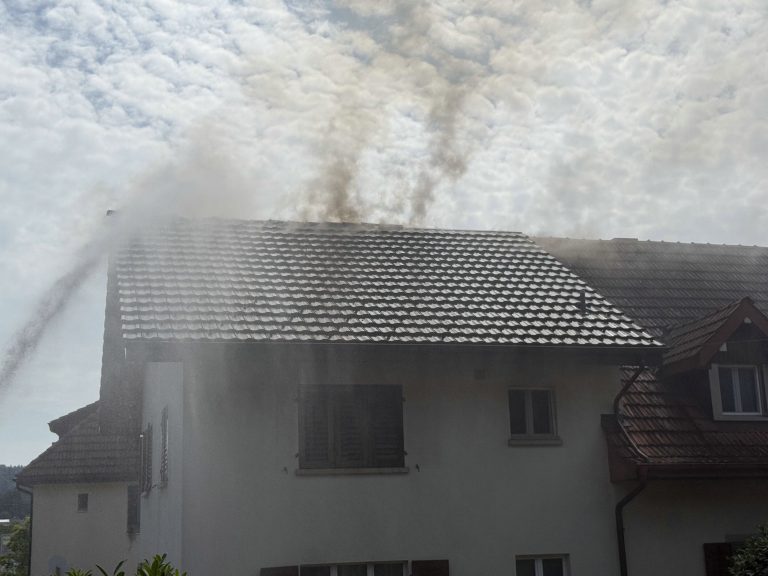 Schöftland AG: Blitz schlägt ein – Brand bis 19 Uhr gelöscht