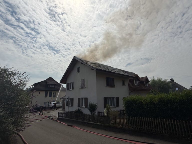 Schöftland AG: Blitz schlägt ein – Brand bis 19 Uhr gelöscht