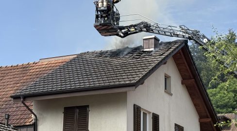 Schöftland AG: Blitz schlägt ein – Brand bis 19 Uhr gelöscht