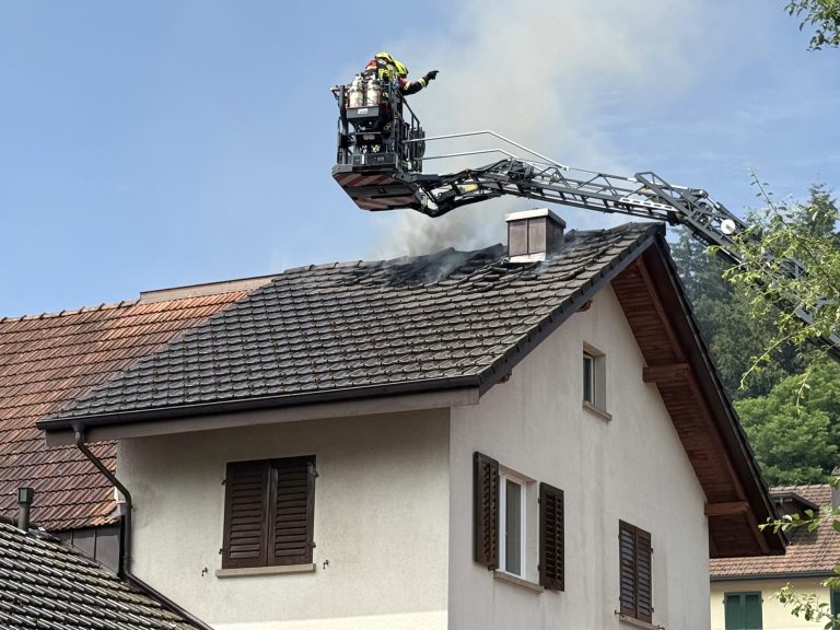 Schöftland AG: Blitz schlägt ein – Brand bis 19 Uhr gelöscht