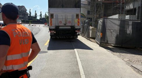 Wädenswil ZH: Velofahrer kracht in LKW – schwer verletzt