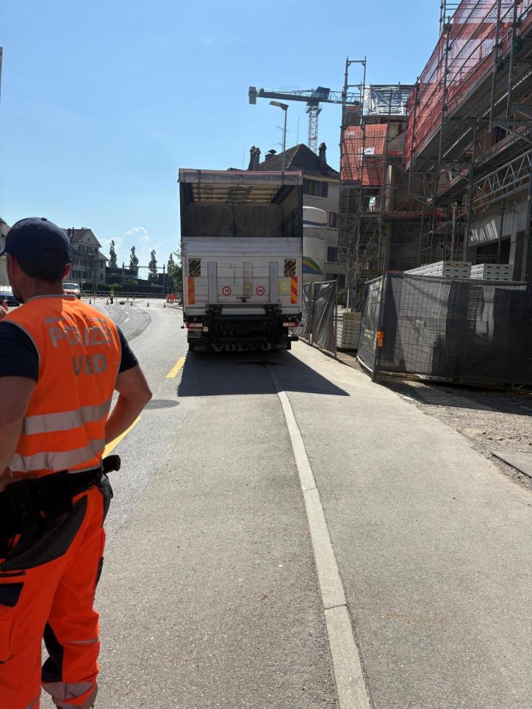 Wädenswil ZH: Velofahrer kracht in LKW – schwer verletzt