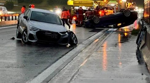 Kleinandelfingen ZH: A4-Unfall – Auto auf Dach, Spur gesperrt