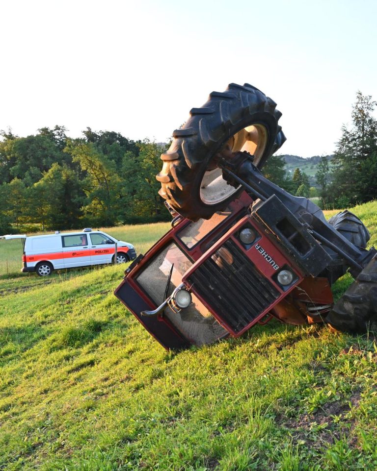 Rüti ZH: Traktor stürzt – Lenker (20) schwer verletzt