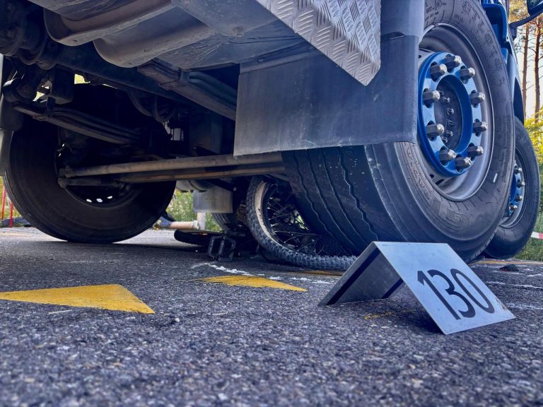 Henggart ZH: LKW rammt Velo (20) an A4 – schwer verletzt