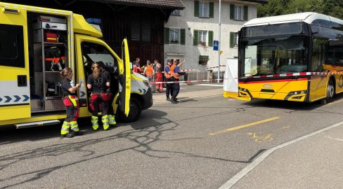 Birmensdorf ZH: Bus-Unfall – Velofahrer (63) tot, Sperrung